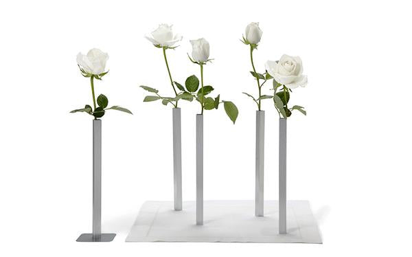 Peleg New Magnetic Vases met magnetische onderplaatjes zichtbaar op tafel