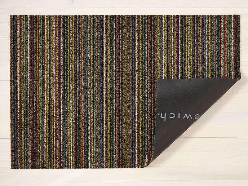 Chilewich deurmat Skinny Stripe Bright Multi, omgeslagen met zicht op vinyl onderlaag