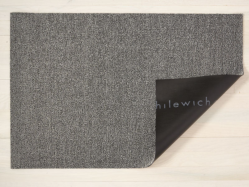 Chilewich deurmat Heathered Fog, omgeslagen met zicht op vinyl onderlaag