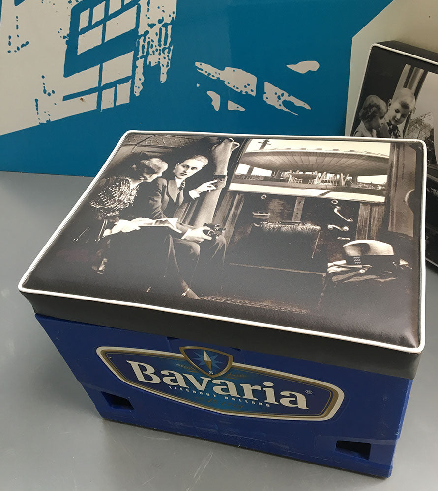Krat kussen Eindhoven Evoluon op blauwe Bavaria bierkrat