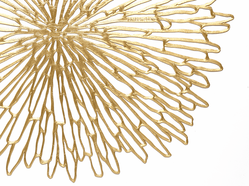 Detail van het gouden lijnenpatroon van de placemat