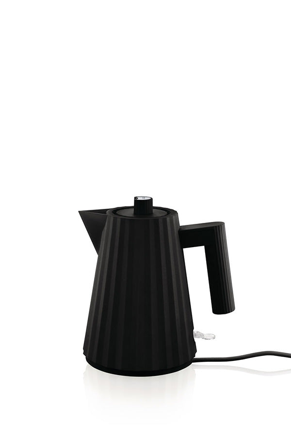 Alessi Plissé waterkoker 1 liter in zwart, zijaanzicht met snoer