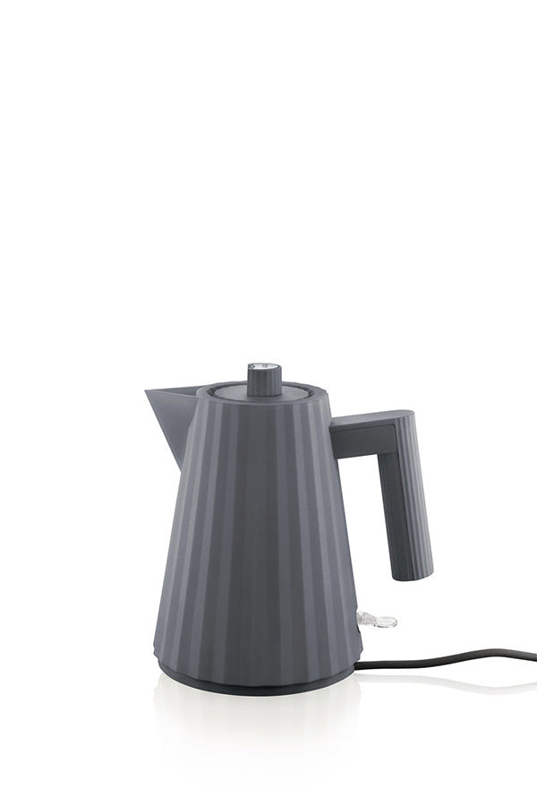 Alessi Plissé waterkoker 1 liter in donkergrijs, zijaanzicht met handgreep en snoer