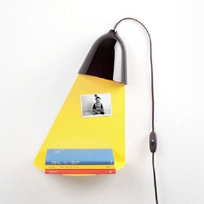 Ilsangisang Light Shelf wandlamp in zwart en geel, gemonteerd met boeken op het magnetische plankje