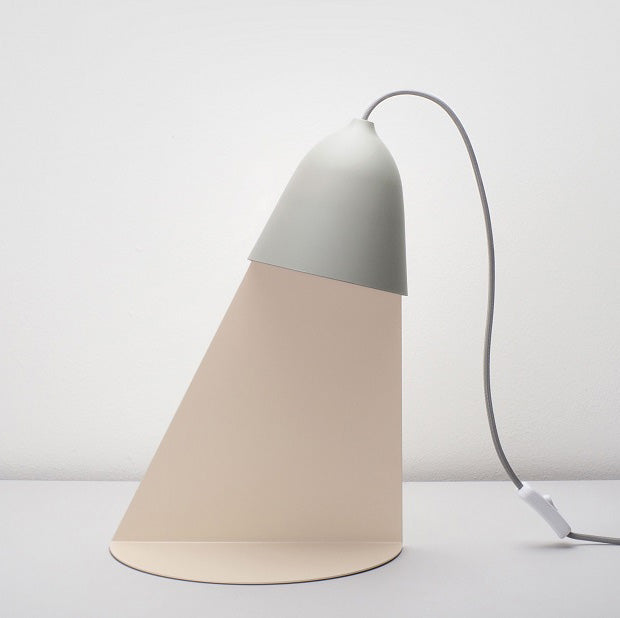 Ilsangisang Light Shelf tafellamp van Jong Su Kim, grijs met ecru wandplank