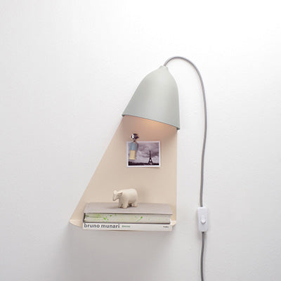 Mooie tafellamp aan wand gemonteerd, plank in gebruik met speciale objecten