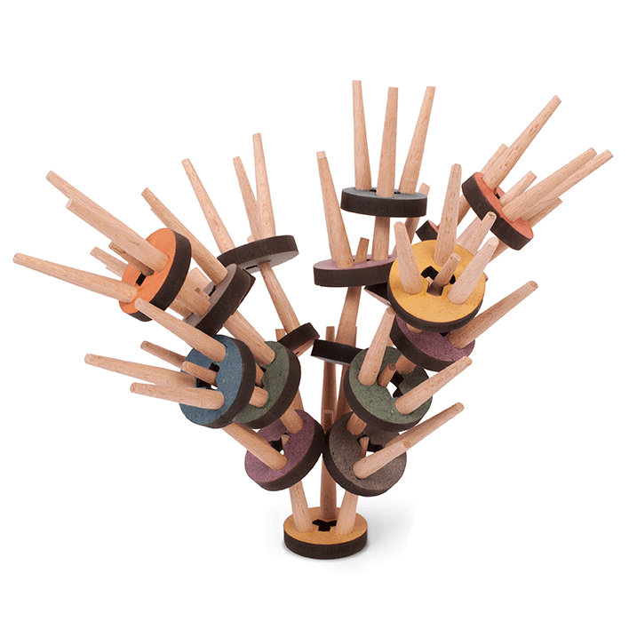 Los Taburetes miniatuur krukjes van hout, gestapeld tot balanceerobject