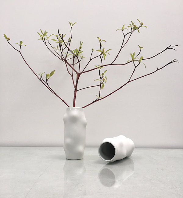 Alessi Bumpy vaas, wit gebold, staand en liggend exemplaar naast elkaar
