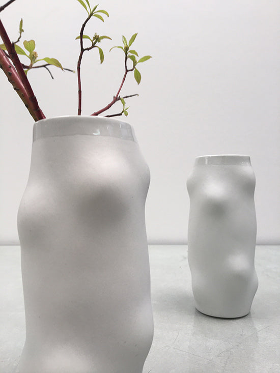 Alessi Bumpy vaas van Ines de Booij, wit, gebold, twee formaten naast elkaar