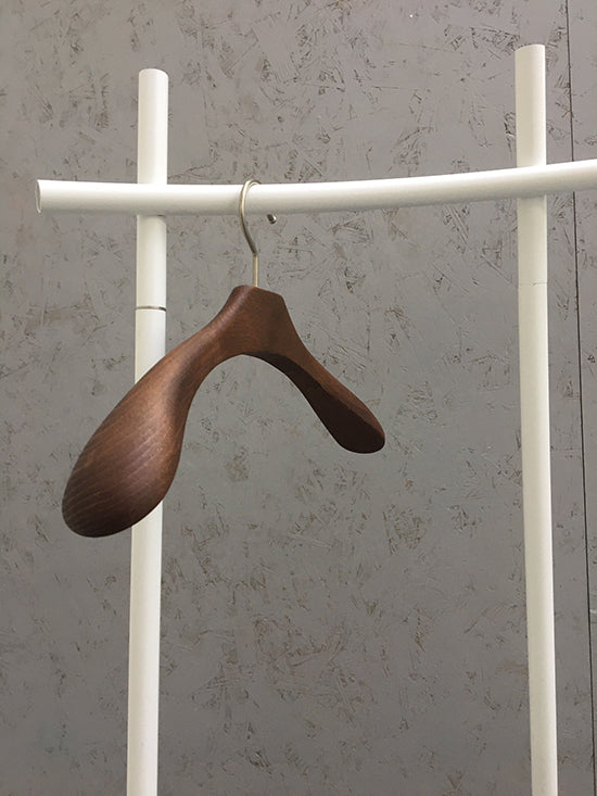 Mooie DelFabbro Amo kledinghanger, donkerbruin, hangend aan kledingrek
