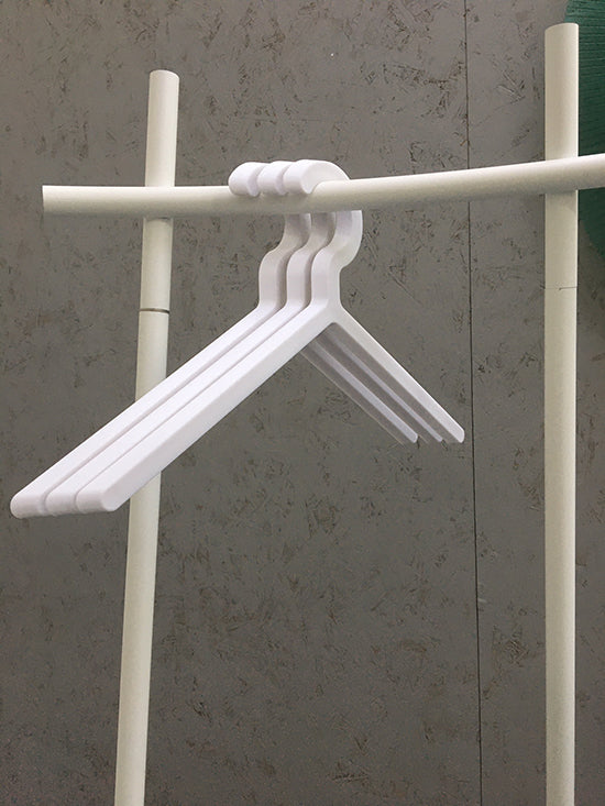 Alessi Illusion Set White kledinghangers, drie stuks gestapeld aan een hangrek