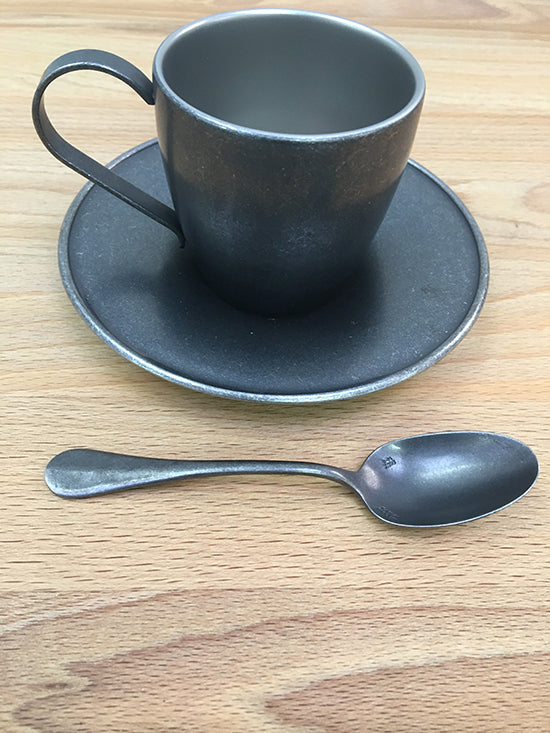 Aoyoshi Baguette coffee spoon in anthracite next to cup and saucer