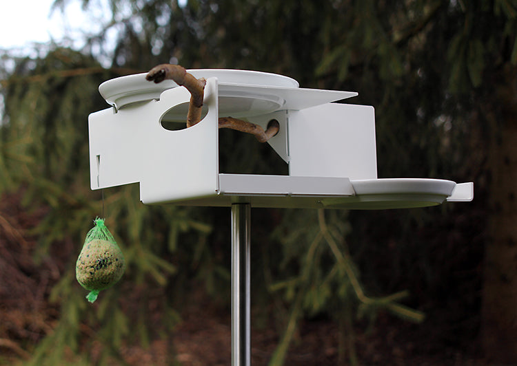 Opossum BirdBath VT-1 vogelvoederstation, zijaanzicht met tak door de opening