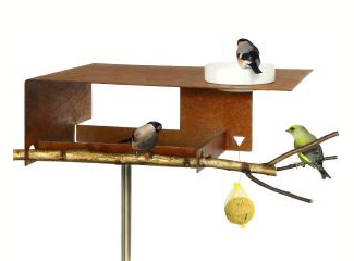Vogelvoederhuisje van roestkleurig staal met porseleinen schotel, ontwerp Richard Sinnig