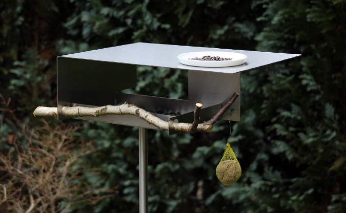 Zijaanzicht van de BirdFeeder VHT-1 LS met edelstalen dak, tak en witte schotel
