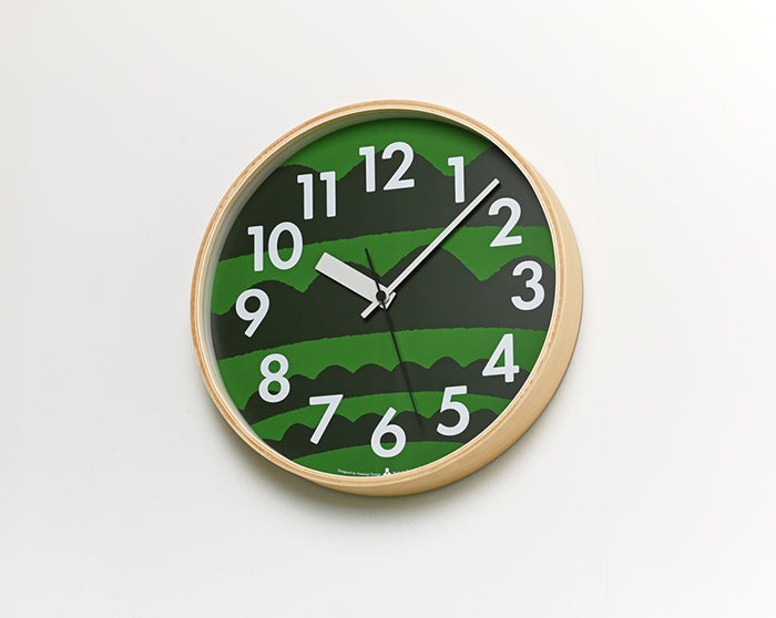Noyama wandklok in groen, zijaanzicht met houten rand