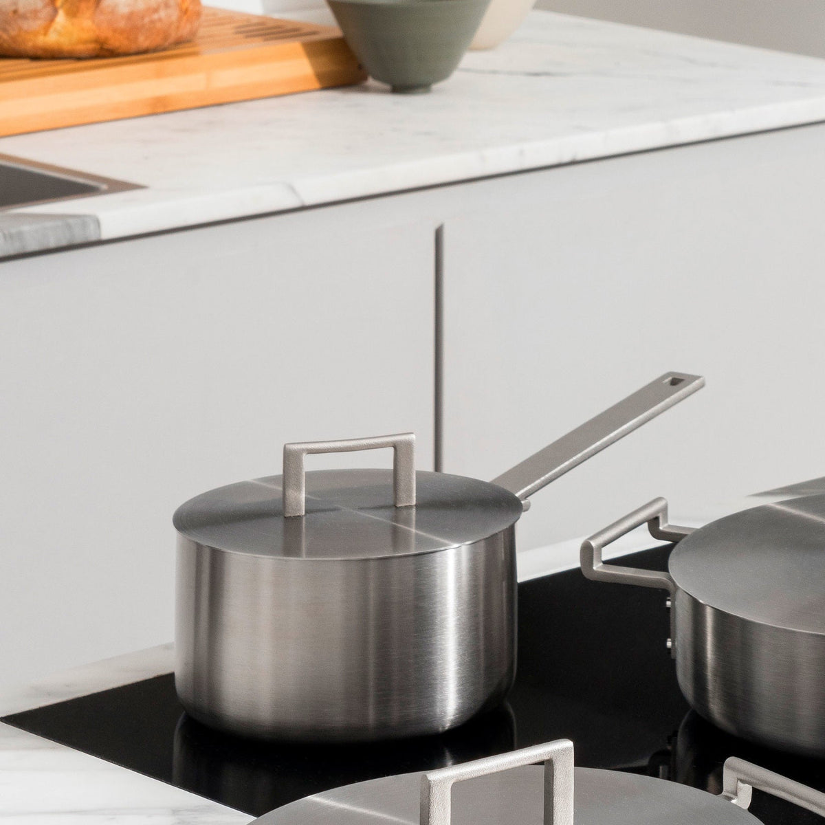 Alessi Steelpan 16 cm Convivio DC105/16 op tafel