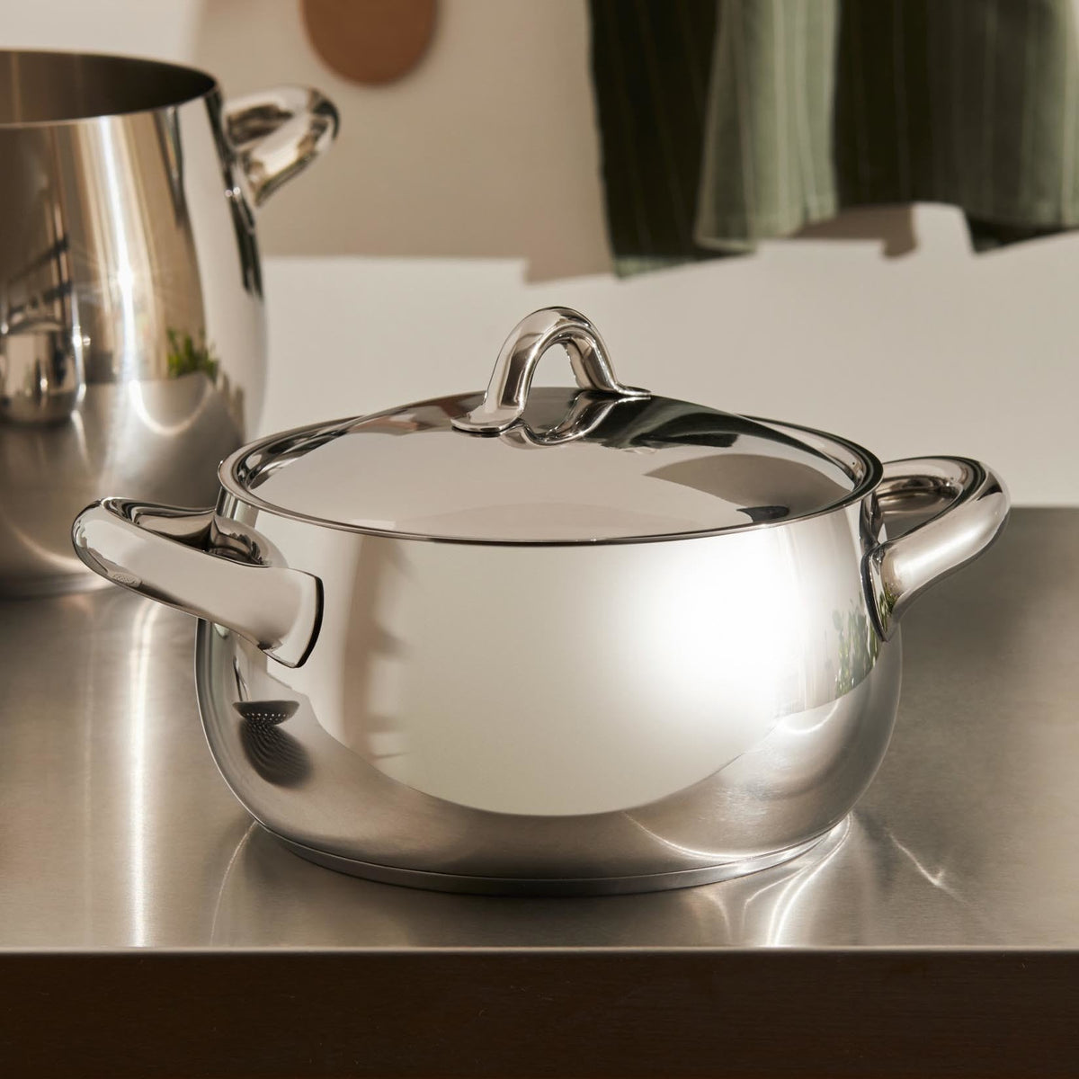 Alessi Kookpan 20 cm Mami SG101/20 op tafel