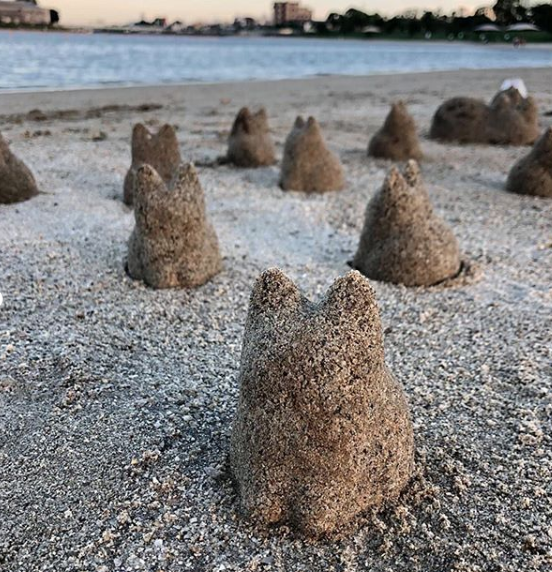 Kleine Koneko bakvorm gebruikt als zandvorm op het strand