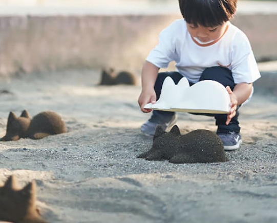 Neko zandvorm kat, wit, in gebruik op het strand voor zandobjecten