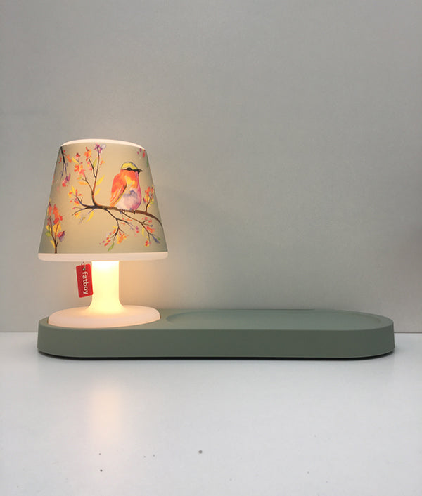 Fatboy Residence ovale tray in lichtgroen met brandende Edison Petit lamp en speciale kap