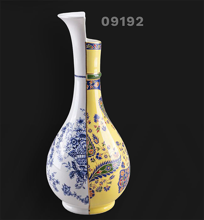 Chunar vaas van Seletti, helft wit met blauw motief, helft geel met kleurrijk motief