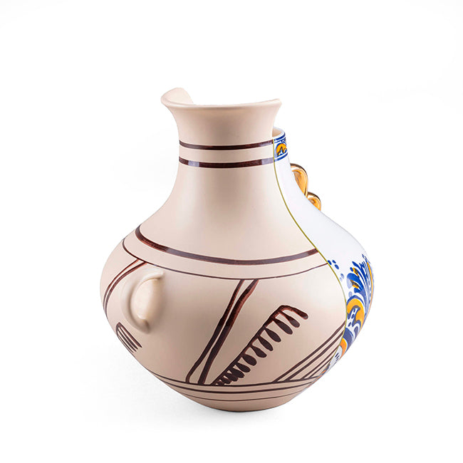 Seletti Nazca vaas, zijaanzicht met beige en wit-blauw decor