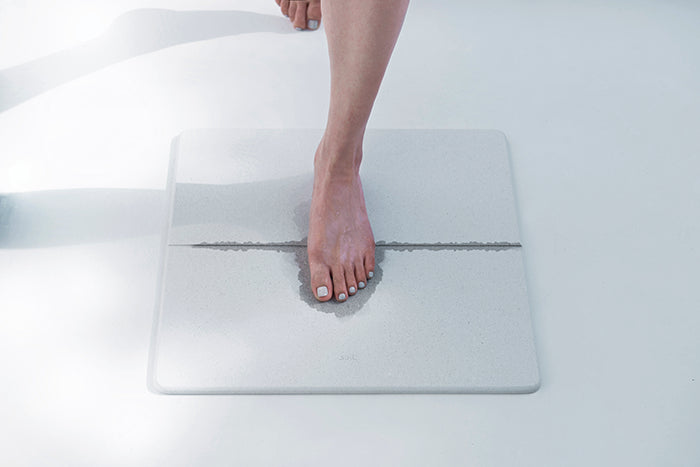 Soil GEM bath mat medium, grey diatomite, in use under a base