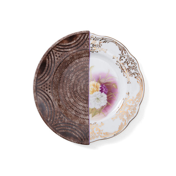 Alessi Hybrid Nok plate from above, tableware with brown wood pattern and classic floral design in one plate