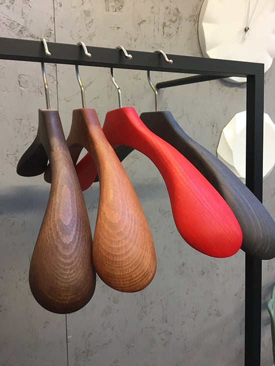 Kapstok Leano met houten kledinghangers in bruin, rood en zwart aan de haken