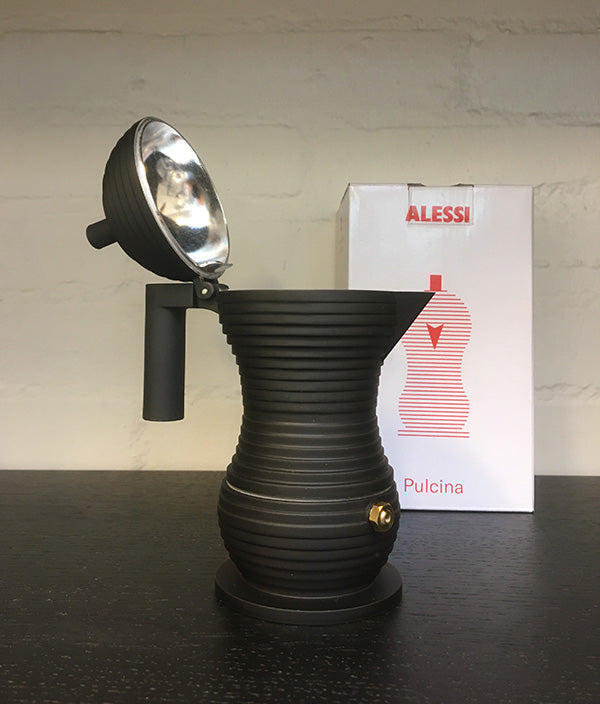 Alessi PULCINA espressomaker, 1 kops, zwart, met open deksel naast verpakking