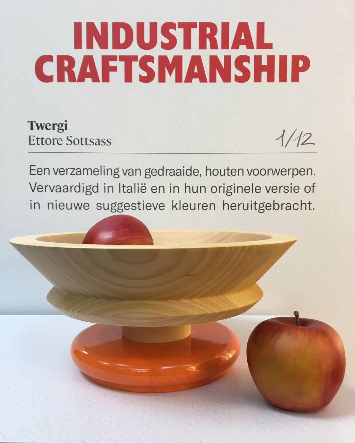 Twergi fruitschaal van Alessi in blank hout met oranje basis, vooraanzicht