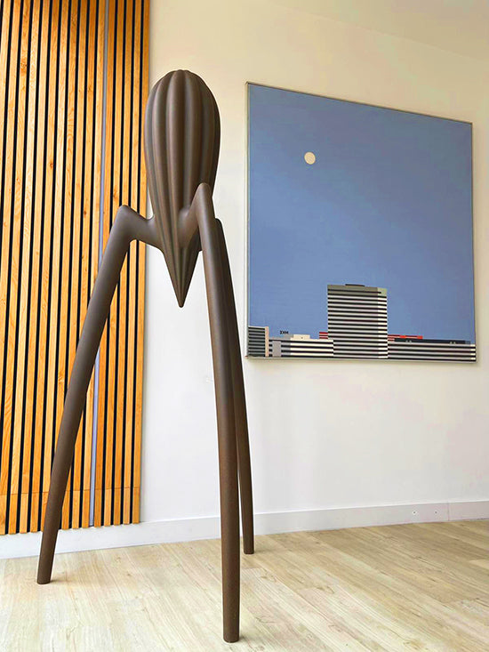 Alessi Juicy Salif XXL citruspers in metaalbruin kunststof, ontwerp Philippe Starck