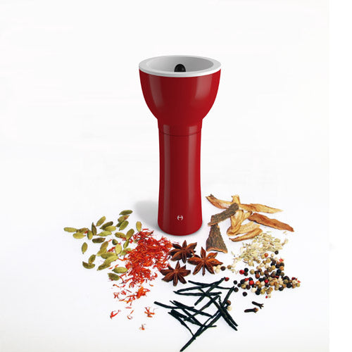 Alessi Spiceboy maalwerk in rood, met diverse specerijen ernaast