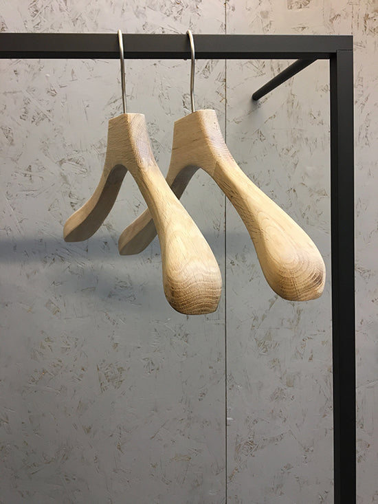 Pieperconcept Noa kledinghangers in eikenhout, twee stuks naast elkaar