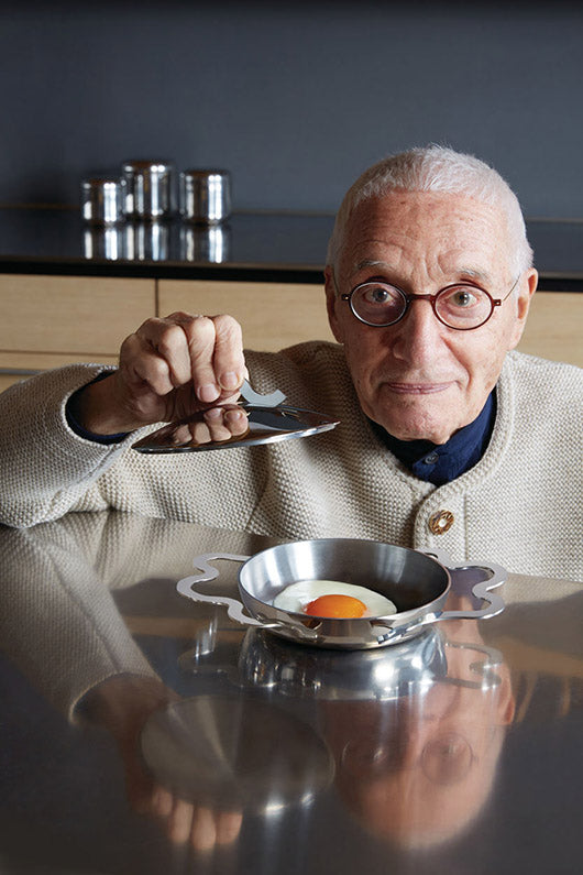 Alessi Tegamino eierpan met ei erin, ontworpen door Mendini, met deksel omhoog