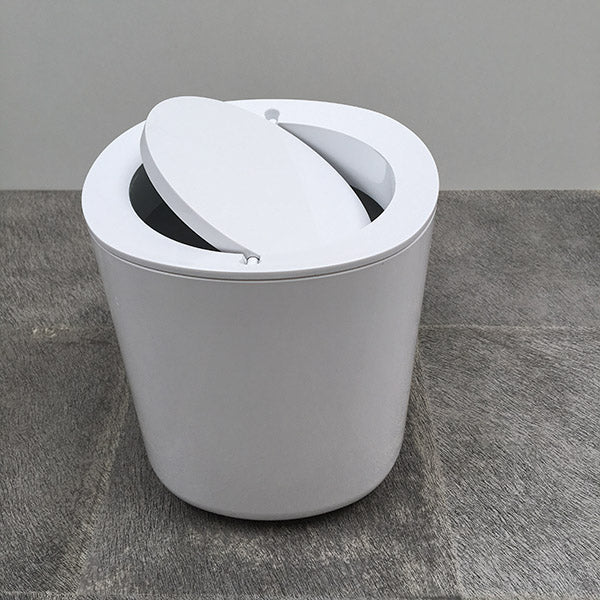 Alessi Birillo afvalemmertje, badkamer, deksel schuin geopend