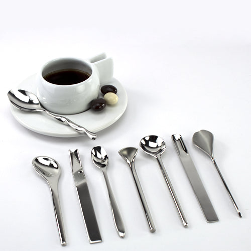 Alessi espressolepelset, acht verschillende vormen naast espressokopje