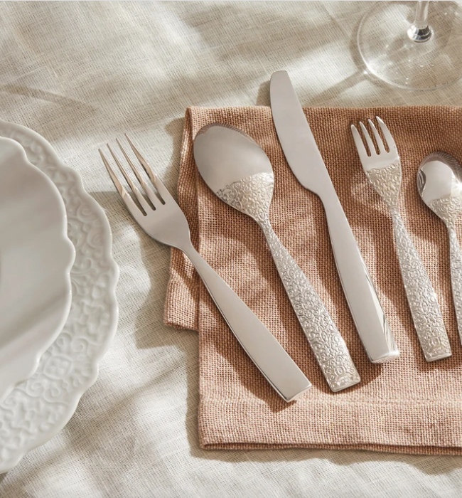 Detail van de reliëfrand van het Dressed diner bord, naast bestek