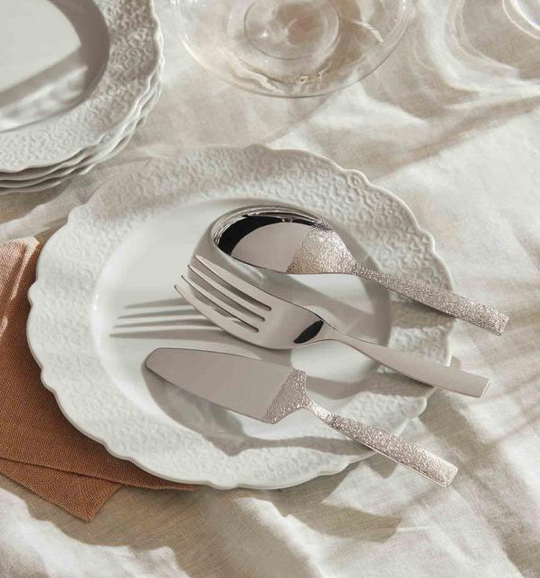 Alessi Dressed groot bord in wit, met bestek erop geplaatst