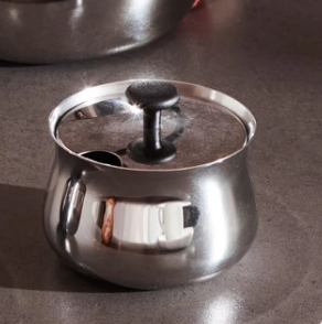 CHA suikerpotje naast theepot, detail van het deksel met knop