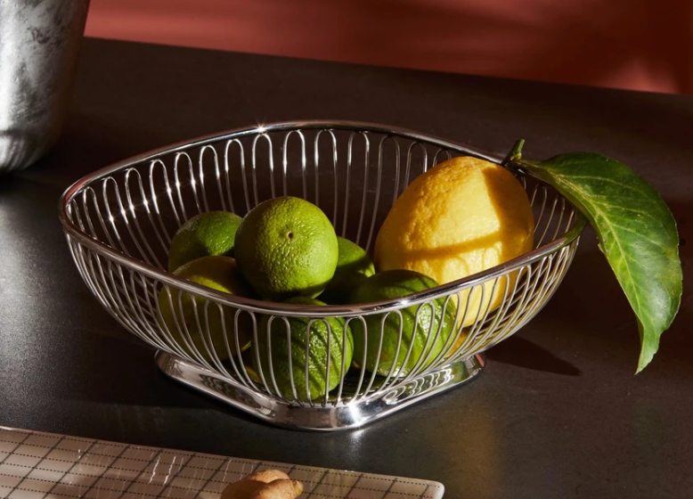 Alessi broodmand, vierkant model in metaaldraad, gevuld met fruit