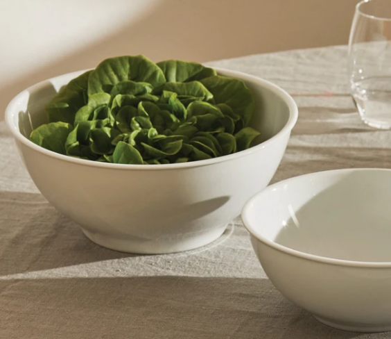 Platebowlcup serveerschaal gevuld met sla, naast kleinere schaal