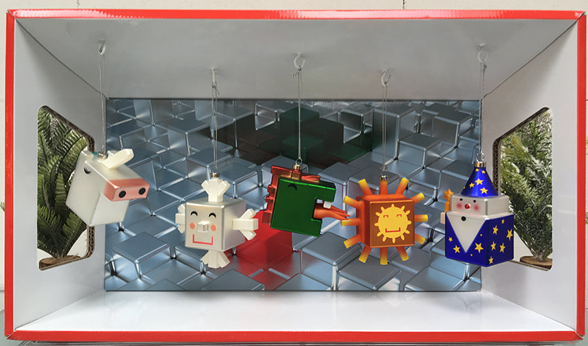 Kerstballen in kubusvorm van glas, serie met diverse figuren, in display