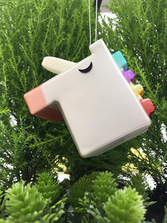 Detail van de regenboogmanen op de Cubicorno kerstkubus van Alessi
