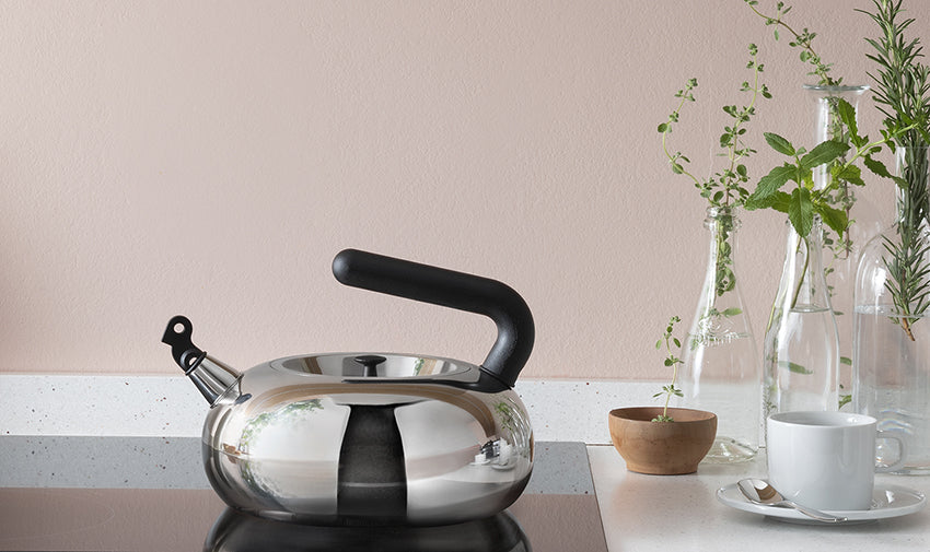 Alessi Bulbul waterketel op inductiekookplaat, zijaanzicht