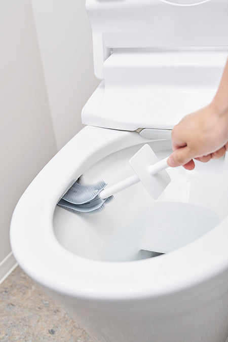 Detail van de japanse toiletborstel in gebruik in de toiletpot