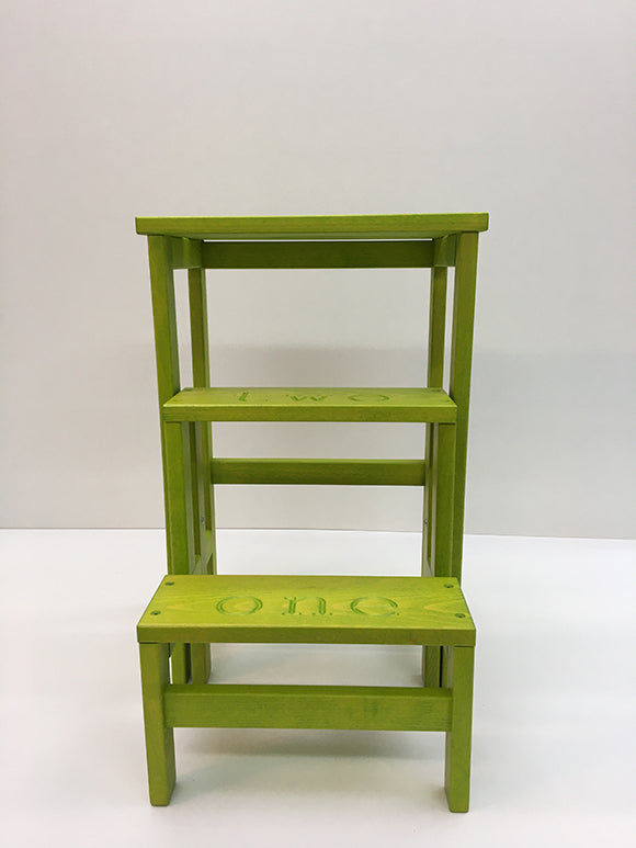 Happy Numbers opstapkrukje in acid green, vooraanzicht met graveringen One en Two