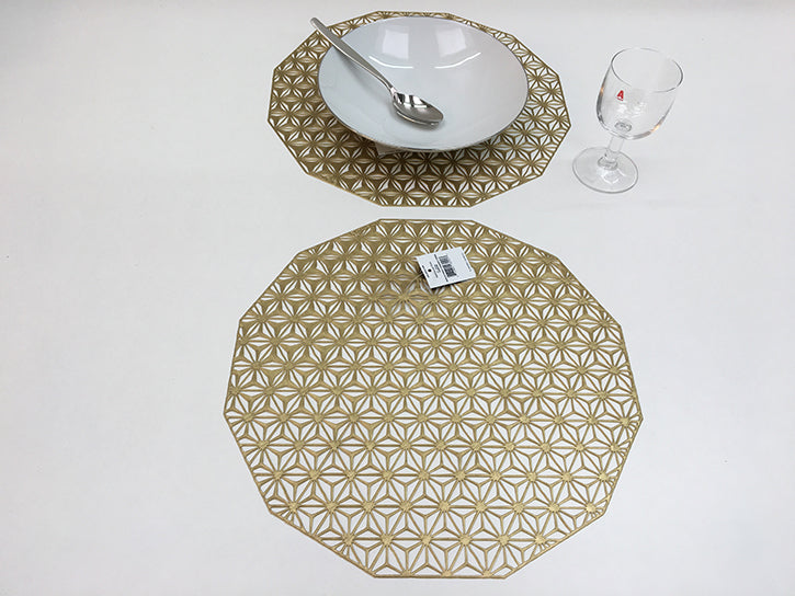 Kaleidoscope Placemat, twaalfzijdig met japanse asanoha-motief, hier twee stuks in goudkleurig messing