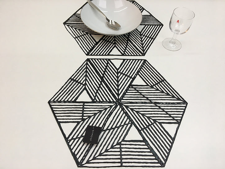 Chilewich Pinwheel Black, mooie placemats uit de serie in zwart, hexagonvorm, twee stuks naast elkaar